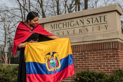 Micaela muestra la bandera ecuatoriana en el campus de la Universidad Estatal de Michigan, en 2024.