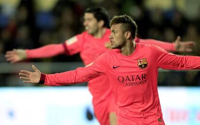 Neymar celebra un gol con Luis Suárez al fondo.