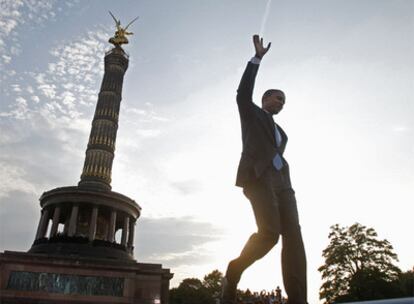 Barack Obama saludaa los 200.000 asistentes al discurso que pronunció en Berlín junto a la Columna de la Victoria.