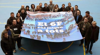Miembros de los partidos soberanistas, entidades y sindicatos sostienen el cartel con el lema "El 6F nos juzgan a todos"
