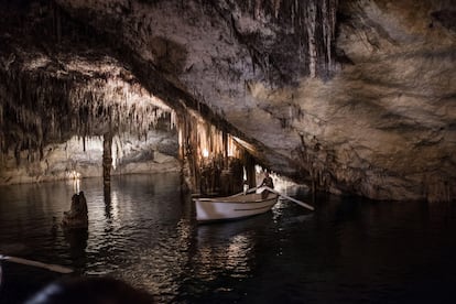 MALLORCA. LAGO MARTEL, CUEVAS DEL DRACH. Sin ponerlo nunca en duda, cuando pensamos en lagos o lagunas imaginamos una cubeta de agua al aire libre. Pero existen también lagos subterráneos. Son de origen kárstico, es decir, que son producto de la disolución del agua sobre rocas solubles como calizas y yesos. Pero en este caso, la geología quiso que quedaran ocluidos en cuevas y simas. Hay muchos lagos subterráneos accesibles en grutas turísticas españolas, aunque quizá el más famoso, tanto por su gran belleza como por su increíble tamaño, sea el lago Martel, uno de los que esperan en las cuevas manacorenses del Drach. Tiene entre 115 y 170 metros de largo —según sea la fuente— y unos 12 metros de profundidad, y debe su nombre al espeleólogo que lo surcó por primera vez, Édouard Alfred Martel. Se recorre en barca durante la visita y está considerado uno de los lagos subterráneos más grandes conocidos hasta hasta el momento. Frente al Martel está el auditorio donde escuchar un evocador concierto en directo.
