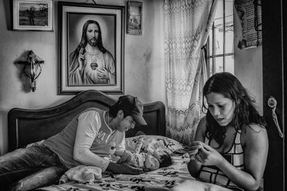 Javier y su hija Celeste con su compañera Melida Ortiz Melida fue reclutada a los nueve años por las FARC y luego se convirtió en la asistente personal y amante de 'Rumaña' -un alto comandante de las FARC-. El hermano de Javier murió en combate.