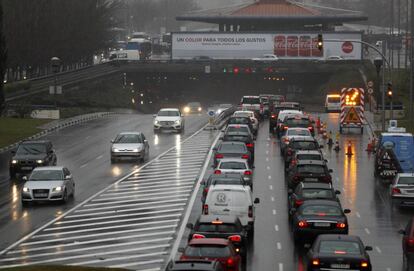 Rain compounded traffic jams in Madrid this morning.