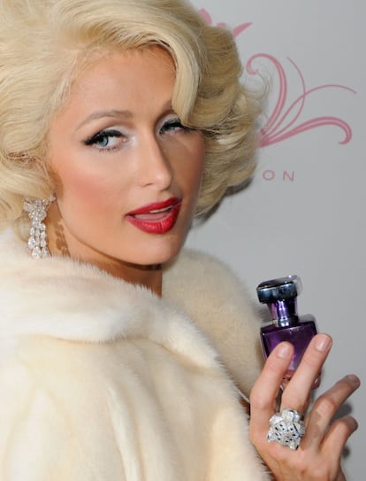 No era Halloween, si no agosto de 2010, cuando Paris Hilton se presentó en el lanzamiento en Califronia de un perfume con este 'look'. Quizá porque fue Marilyn Monroe quien aseguró en una entrevista que ella solo dormía vestida con unas gotas de Chanel nº5. 