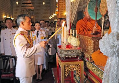 El pr&iacute;ncipe heredero de Tailandia, Maha Vajiralongkorn, en el funeral del rey Bhumibol.