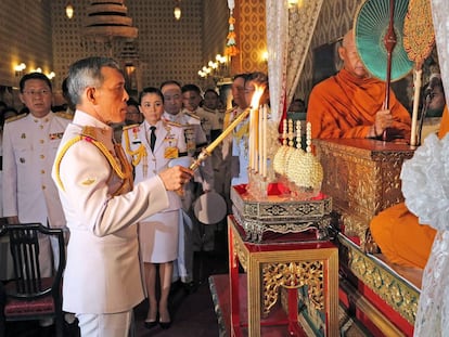 El pr&iacute;ncipe heredero de Tailandia, Maha Vajiralongkorn, en el funeral del rey Bhumibol.