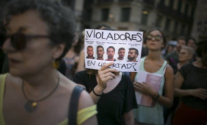 Manifestacion en la Plaza Sant Jaume en contra de la puesta en libertad provisional de los miembros de La Manada.
