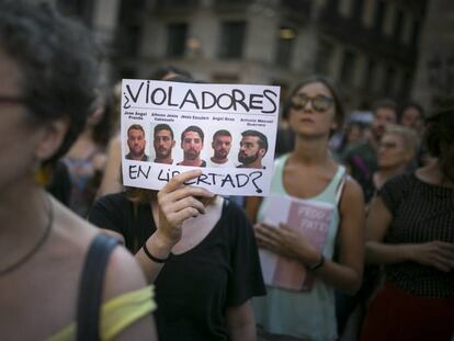 Manifestacion en la Plaza Sant Jaume en contra de la puesta en libertad provisional de los miembros de La Manada.