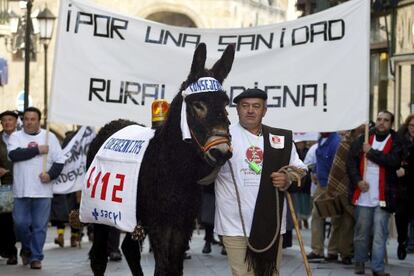 Protestas contra el Gobierno de Castilla y Le&oacute;n ante el cierre del centro de salud de Muelas del Pan (Zamora) por las noches. / Mariam A. Montesinos (Efe)