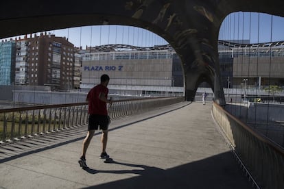 El acceso al centro comercial desde el puente que lo une a Madrid Río.