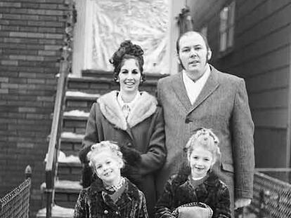 Richard Kuklinski; su esposa, Barbara, y sus dos hijas, en la Navidad de 1969 ante su casa de Nueva York.