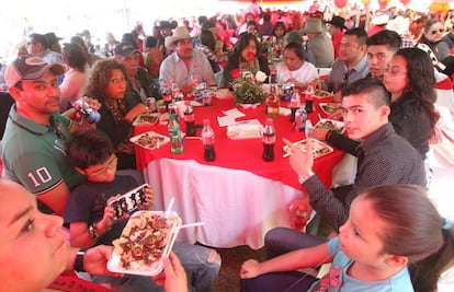 Vista general del interior de una carpa durante la celebración de los XV años de Rubí Ibarra