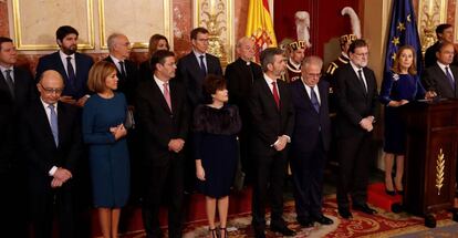 Miembros del Gobierno, presidentes autonómicos y representantes de las instituciones del Estado, ayer en el Congreso de los Diputados en el Día de la Constitución.