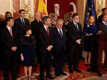 Miembros del Gobierno, presidentes auton&oacute;micos y representantes de las instituciones del Estado, ayer en el Congreso de los Diputados en el D&iacute;a de la Constituci&oacute;n.