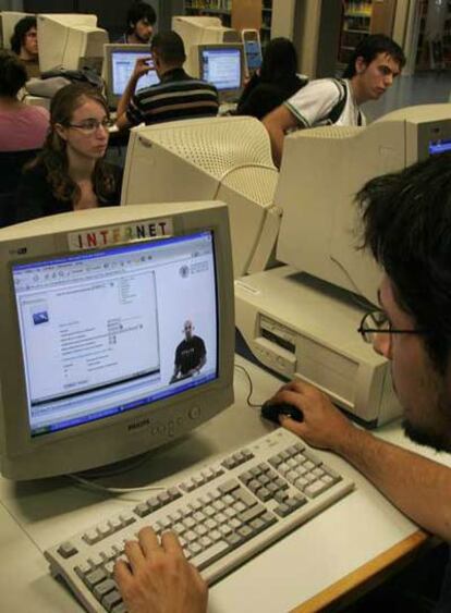 Universitarios en un aula de informática.