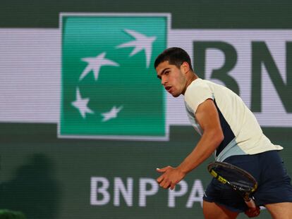 Carlos Alcaraz hace un 'willy' durante el partido contra Khachanov en la Philippe Chatrier.