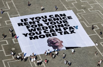 Una pancarta contra Jeff Bezos colocada por Greenpeace en la plaza de San Marcos de Venecia este lunes: "Si quieres alquilar Venecia para tu boda, puedes pagar más impuestos"