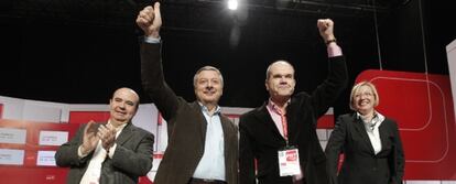 El presidente socialista, Manuel Chaves, y el vicesecretario general del partido, José Blanco, flanqueados por el responsable autonómico el PSOE, Gaspar Zarrías, y la candidata a la Presidencia de Aragón, Eva Almunia, durante la convención autonómica que se celebra en Zaragoza.