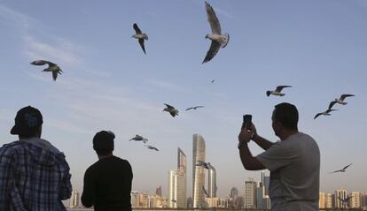 Un hombre toma una foto en Abu Dhabi, capital de Emiratos Árabes Unidos.