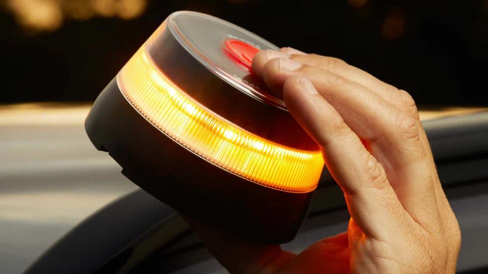 Esta luz de emergencia V-16 para turismos tan solo pesa 225 gramos.
