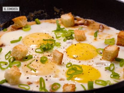 Huevos al plato en dos versiones: saludable y guarrindonga