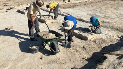 Arqueólogos trabajando en el yacimiento de La Cabañeta, en una imagen facilitada por la Universidad de Zaragoza.