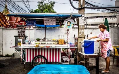 Un puesto de comida callejera en Bangkok (Tailandia).