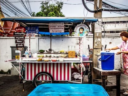 Un puesto de comida callejera en Bangkok (Tailandia).