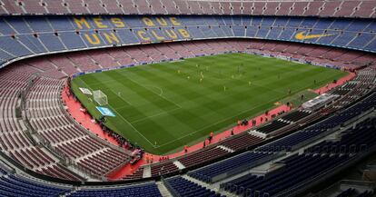 Imagen del Camp Nou vac&iacute;o durante el partido entre el Barcelona y Las Palmas.