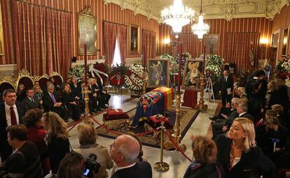 El salón Colón del Ayuntamiento de Sevilla acoge la capilla ardiente con el féretro que guarda los restos mortales de Cayetana Fitz-James Stuart y Silva, después de su traslado desde el Palacio de las Dueñas.