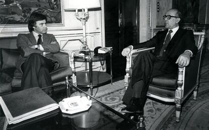 Reunión del exsecretario general del PSOE Felipe González (i), con el expresidente del Gobierno Leopoldo Calvo Sotelo, el 30 de abril de 1981.