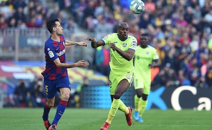 Busquets ante Nyom, en el Barça-Getafe en el Camp Nou.