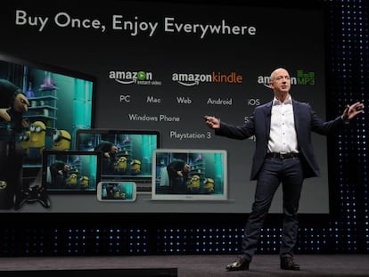 Jeff Bezos, de Amazon, en la presentación del nuevo Kindle, bajo el eslogan: Cómpre una vez, disfrútelo en cualquier parte.