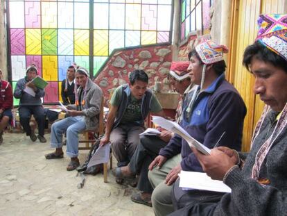 Los técnicos y comuneros del Parque de la Papa participan en un estudio de IIED (International Institute for Envrironment and Development) para registrar los efectos del cambio climático en la agricultura y otras actividades. En un taller, revisan y adaptan el cuestionario de una encuesta aplicada en la Polinesia Francesa. Ellos luego la aplicarán en cinco comunidades de las alturas de Cusco.