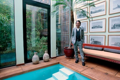 La piscina interior de la casa de Kenzo Takada en su 'loft' de París, en 2004.