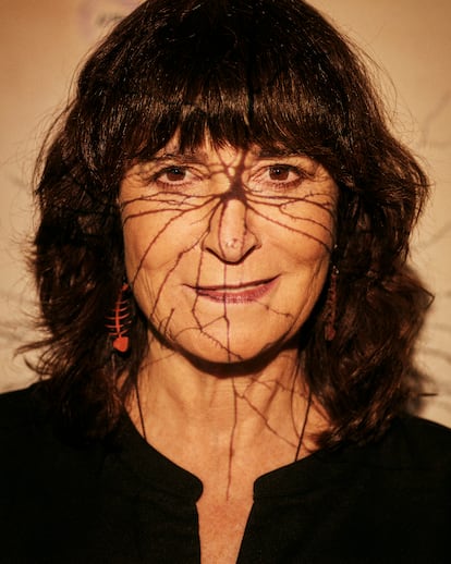 Rosa Montero con la imagen de una neurona piramidal de Santiago Ramón y Cajal proyectada sobre su rostro. 