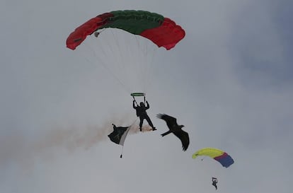 Un miembro de las fuerzas pakistaníes desciende en paracaídas durante las celebraciones del Día Nacional de Paquistán en Karachi (Pakistán).