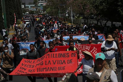 Estudiantes de la escuela rural normal de Ayotzinapa protestan este sábado en Chilpancingo (México).