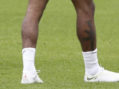 Raheem Sterling luce su tatuaje en un entrenamiento el pasado lunes.