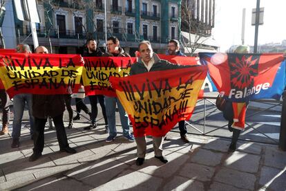 Un grupo de personas porta banderas con la leyenda "Viva la unidad de España" y de Falange, a las puertas del Tribunal Supremo, donde este martes ha comenzado el juicio contra los dirigentes independentistas que lideraron el 'procés'.