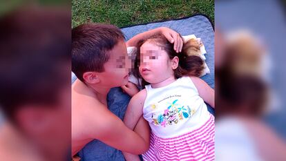 Paula, paciente con leucodistrofia metacromática, junto a su hermano.