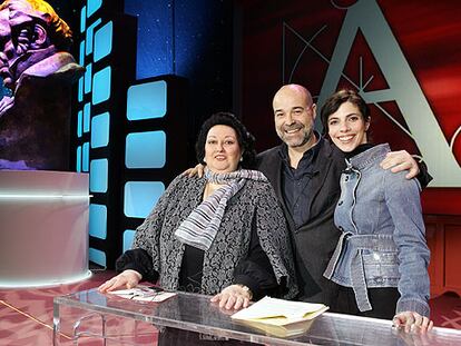 De izquierda a derecha, Monserrat Caballé, Antonio Resines y Maribel Verdú, ayer durante el ensayo de la gala de los Premios Goya.