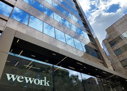 El logo de la empresa WeWork, en un edificio en Londres en julio.