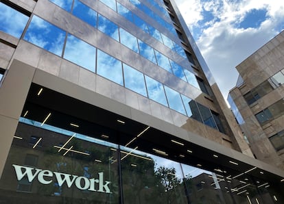 El logo de la empresa WeWork, en un edificio en Londres en julio.