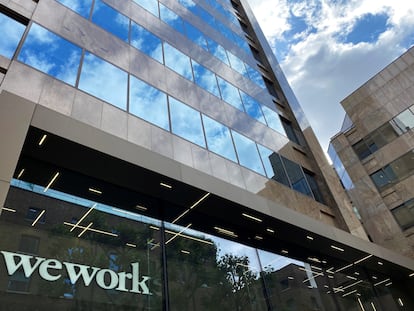 El logo de la empresa WeWork, en un edificio en Londres en julio.