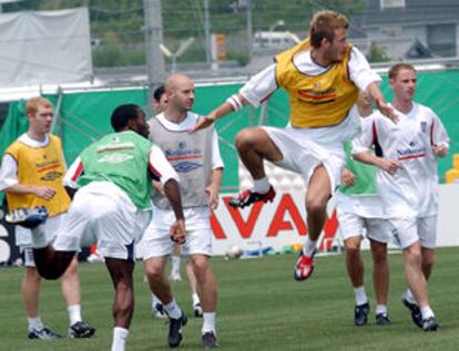 Beckham salta en presencia de sus compañeros de la selección inglesa.