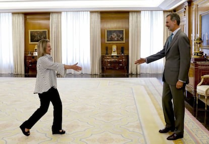 El rey Felipe VI saluda a la portavoz de Coalición Canaria, Ana Oramas.