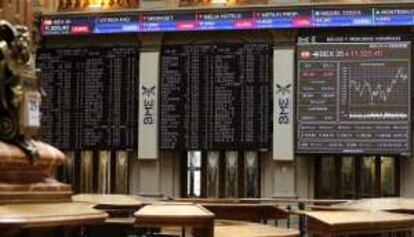 Vista de una pantalla de la Bolsa de Madrid este viernes que muestra el principal indicador del mercado español, el IBEX 35.