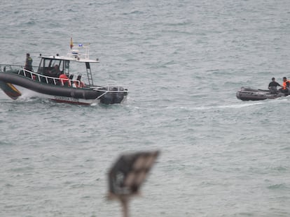 Una embarcación de la guardia civil interceptan a varios migrantes en Ceuta, este sábado.