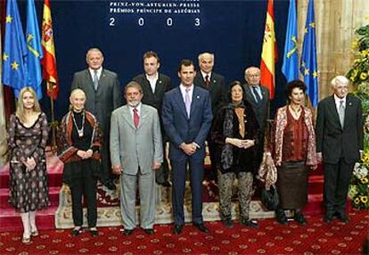 El Príncipe de Asturias, Felipe de Borbón, ha presidido hoy, acompañado por su madre, la Reina Sofía, y otros miembros de la familia real española, la ceremonia de entrega de los premios que llevan su nombre. Oviedo ha sido una vez más escenario del acto y de sus prolegómenos; esta mañana los premiados han posado con el Príncipe.